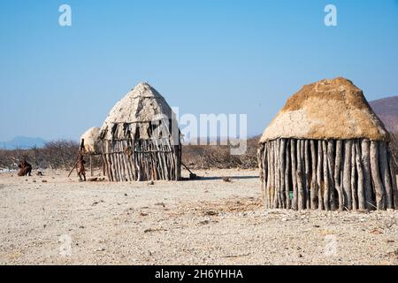 Haus des Himba-Stammes, in der Kunene-Region, Namibia. Häuser werden von den himba-Frauen aus Erde und Mist gemacht.Grünes Gebäude. Afrika Stockfoto