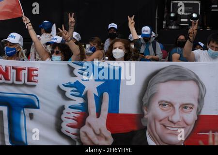 Santiago, Metropolitana, Chile. November 2021. Unterstützer des Kandidaten der Republikanischen Partei, Jose Antonio Kast, während der Wahlkampagne vor den Wahlen, die am 21. November in Chile stattfinden werden. (Bild: © Matias Basualdo/ZUMA Press Wire) Stockfoto