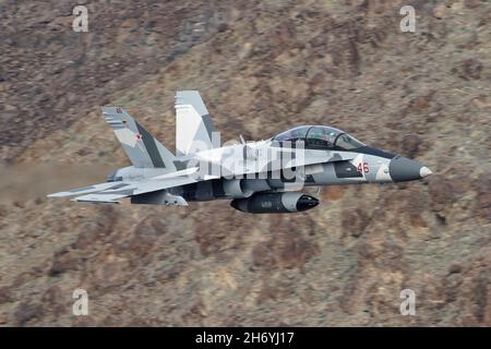 Boeing F/A-18D Hornet, geflogen von der US Navy-Staffel VFC-12 „Fighting Omars“ von NAS Oceana, die 2019 durch das Death Valley flog Stockfoto