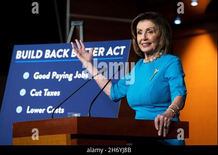 Washington, Usa. November 2021. Die Sprecherin des Hauses, Nancy Pelosi (D-CA), spricht auf ihrer wöchentlichen Pressekonferenz. Kredit: SOPA Images Limited/Alamy Live Nachrichten Stockfoto