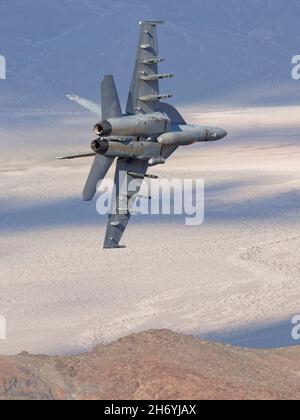 Boeing F/A-18E Hornet, geflogen von der US Navy-Staffel VFA-25 „Fist of the Fleet“ von NAS Lemore, der 2019 durch das Death Valley flog Stockfoto