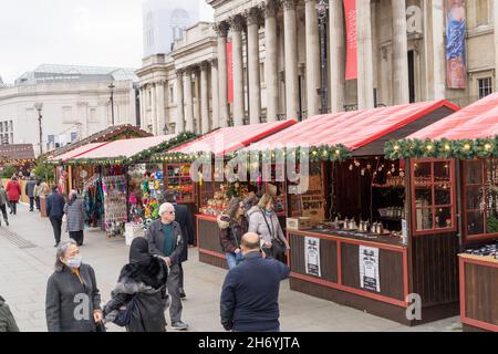 Der Weihnachtsmarkt vor der National Gallery am Trafalgar Square ist voller Kunden, Touristen und Einkäufern London England Stockfoto