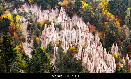 Malerischer Blick auf natürliche Erdpyramiden in der Herbstsaison. Ritten, Ritten, Dolomiten, Südtirol, Italien Stockfoto