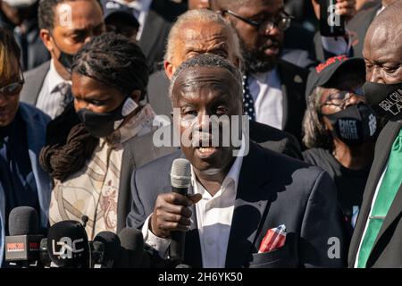 Brunswick, Usa. November 2021. Marcus Arbery, Vater des ermordeten Joggers Ahmaud Arbery, Zentrum, spricht über 500 schwarze Pastoren und Unterstützer an, die sich vor dem Glynn County Courthouse am 18. November 2021 in Brunswick, Georgia, versammelten. Der Prozess gegen die Angeklagten Greg McMichael, Travis McMichael und einen Nachbarn, William 'Roddie' Bryan, wurde im Gerichtsgebäude fortgesetzt. Quelle: Planetpix/Alamy Live News Stockfoto