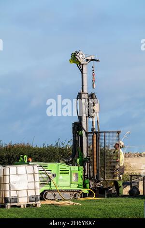 LOSSIEMOUTH, MORAY, SCHOTTLAND - 17. NOVEMBER 2021: Dies ist ein Unternehmen, das am 17. November 2021 Bohrungen für eine neue Fußgängerbrücke in Lossiemouth, Moray, Schottland, durchgeführt hat Stockfoto