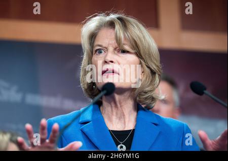 Washington, Usa. November 2021. Die US-Senatorin Lisa Murkowski (R-AK) spricht auf einer Pressekonferenz, auf der die Republikaner im Senat über steigende Heizkosten im Winter sprachen. Kredit: SOPA Images Limited/Alamy Live Nachrichten Stockfoto