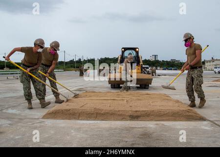 Okinawa, Japan. Oktober 2021. Seabees der US-Marine, die dem mobilen Baubataillon der Marine (NMCB) 5 zugewiesen sind, nehmen an einer gemeinsamen Schulung zur Reparatur von Flugplätzen Teil, wobei die Luftwaffe den 7. Und 18. Zivilen Ingenieursgeschwadern und Marines, die dem 9. Ingenieursunterstützungs-Bataillon an Bord des Kadena Air Base, Okinawa, Japan, zugewiesen sind. NMCB-5 wird im 7. Einsatzgebiet der US-Flotte eingesetzt, um einen freien und offenen Indo-Pazifik-Raum zu unterstützen, ihr Netzwerk von Verbündeten und Partnern zu stärken und gemeinsame Einsatzkräfte mit allgemeinen technischen und zivilen Hilfsleistungen zu unterstützen. Von Port Hueneme aus, Kalifornien, Stockfoto