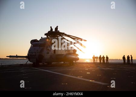 North Carolina, USA. Oktober 2021. US-Marineinfanteristen mit der 22. Marine Expeditionary Unit (MEU) versammeln sich auf dem Flugdeck der USS Arlington (LPD-24), nachdem sie am 20. Oktober 2021 in Morehead City, North Carolina, an Bord gekommen sind. Die Marines schlossen sich der Crew der Arlington für PHIBRON' „MEU Integrated Training (PMINT)“ an, um einen bevorstehenden Einsatz vorzubereiten. PMINT ist die erste Phase auf See im MEUS PreDeployment Training Program; es zielt darauf ab, die Interoperabilität zu erhöhen und Beziehungen zwischen Marines und Seeleuten aufzubauen. Quelle: U.S. Marines/ZUMA Press Wire Service/ZUMAPRESS.com/Alamy Live News Stockfoto