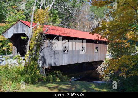 Warner, New Hampshire, USA. Die Waterloo Covered Bridge über den Warner River in Warner, New Hampshire. Die 84 Meter lange Brücke wurde 1859 und gebaut Stockfoto