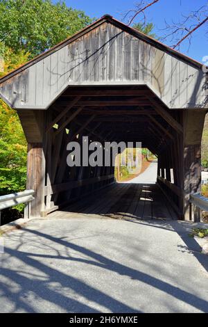 Warner, New Hampshire, USA. Die Waterloo Covered Bridge über den Warner River in Warner, New Hampshire. Stockfoto