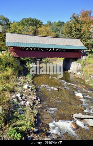 Battleboro, Vermont, USA. Die von Creamery überdachte Brücke über den Whetstone Brook in Battleboro, Vermont. Stockfoto