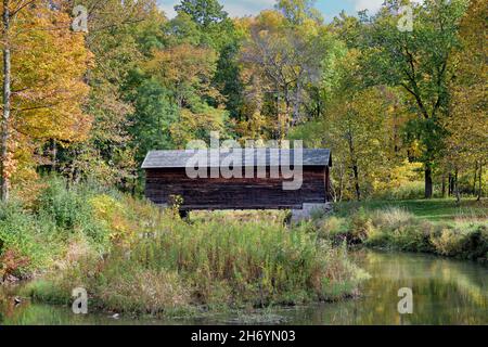 Cooperstown, New York, USA. Eine frühe Herbstansicht der Hyde Hall Covered Bridge über Shadow Brook. Die Brücke wurde 1825 gebaut. Stockfoto