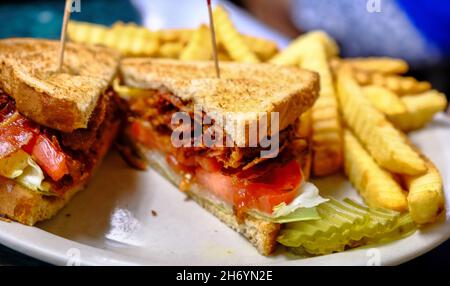 BLT und Pommes Stockfoto