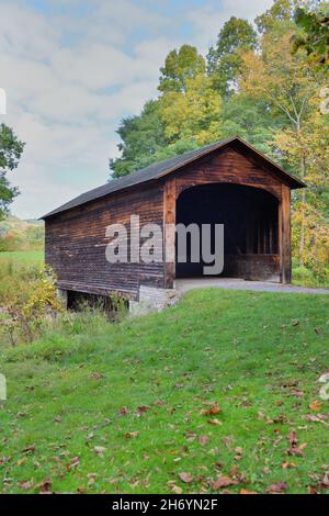 Cooperstown, New York, USA. Eine frühe Herbstansicht der Hyde Hall Covered Bridge über Shadow Brook. Die Brücke wurde 1825 gebaut. Stockfoto