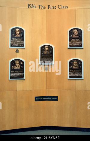 Cooperstown, New York, USA. Plaketten der ersten Hall of Fame-Klasse von 1934 in der Spielergalerie der National Baseball Hall of Fame. Stockfoto