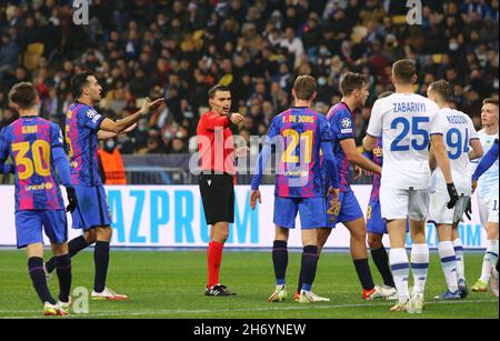 KIEW, UKRAINE - 2. NOVEMBER 2021: Schiedsrichter Ovidiu Hategan (ROU) verweist auf die Strafe während des UEFA Champions League-Spiels Dynamo Kiew gegen Barcelona im NSC Olimpiyskyi-Stadion in Kiew Stockfoto