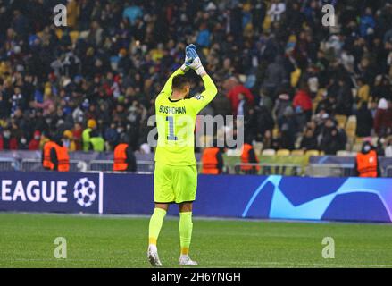 KIEW, UKRAINE - 2. NOVEMBER 2021: Torhüter Georgiy Buschtschan von Dynamo Kiew dankt seinen Anhängern nach dem UEFA Champions League-Spiel gegen Barcelona im NSC Olimpiyskyi-Stadion in Kiew Stockfoto