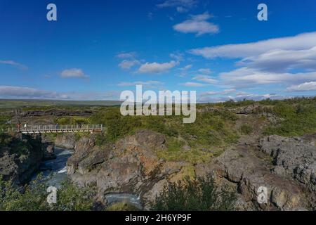 Borgarfjordur Region, Island: Fußgängerbrücke zwischen den Hraunfossar Wasserfällen und Barnafoss, auch bekannt als Bjarnafoss, ein Wasserfall auf dem Fluss Hvíta. Stockfoto