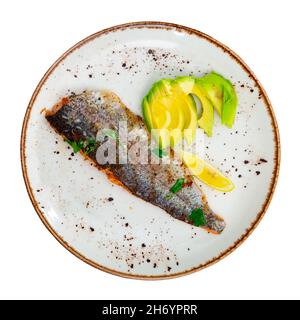 Gebratenes Forellenfilet, serviert mit Avocado, ist ein gesundes Gericht Stockfoto