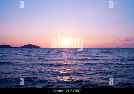 Sonnenaufgang am frühen Morgen über dem Meer farbenfrohe Himmelswolken über dem Meer auf der Insel Phuket Stockfoto