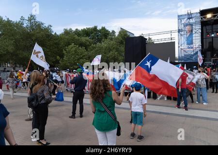 Santiago, Metropolitana, Chile. 18th. November 2021. Anhänger des Kandidaten der Republikanischen Partei Jose Antonio Kast während der Abschlusskampagne. Chile wird am 21. November seine Präsidentschaftswahlen abhalten. (Bild: © Matias Basualdo/ZUMA Press Wire) Stockfoto