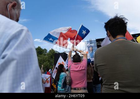 Santiago, Metropolitana, Chile. 18th. November 2021. Anhänger des Kandidaten der Republikanischen Partei Jose Antonio Kast während der Abschlusskampagne. Chile wird am 21. November seine Präsidentschaftswahlen abhalten. (Bild: © Matias Basualdo/ZUMA Press Wire) Stockfoto