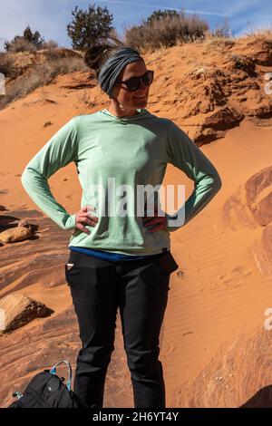 Frau trägt Telefone in beiden Taschen auf dem Utah Wanderweg Stockfoto