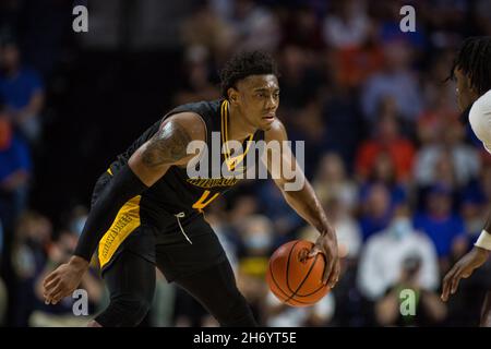 18. November 2021: Der Milwaukee Panthers-Wächter DeAndre Gholston (4) dribbelt den Ball während des NCAA-Basketballspiels zwischen den Milwaukee Panthers und den Florida Gators im Stephen C. O'Connell Center Gainesville, FL. Jonathan Huff/CSM Stockfoto