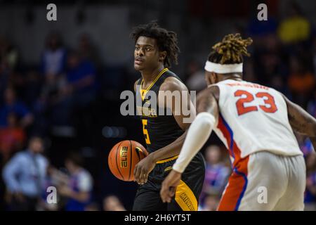 18. November 2021: Markeith Browning II (5), Milwaukee Panthers Wache, führt die Panthers Straftat während des NCAA Basketballspiels zwischen den Milwaukee Panthers und den Florida Gators im Stephen C. O'Connell Center Gainesville, FL, durch. Jonathan Huff/CSM Stockfoto