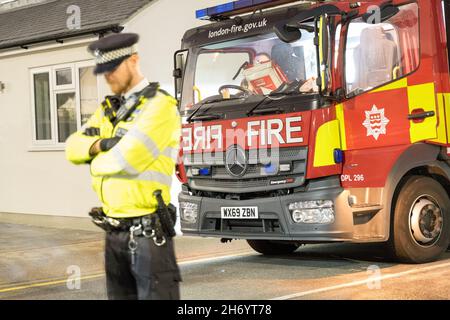 Bexleyheath London 19th Nov 2021: Frauen und Kinder starben bei einem Hausbrand an der Hamilton Road im Südosten Londons, wo sie sagten, dass sechs Feuerwehrfahrzeuge und rund 40 Feuerwehrleute gerufen wurden. Die Polizei stellt die Straße ab, während die Untersuchung der Brandursache im Gange ist. Quelle: Xiu Bao/Alamy Live News Stockfoto