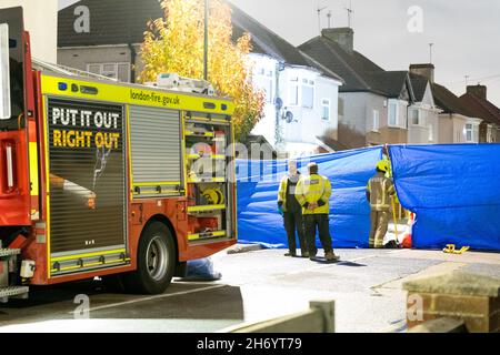 Bexleyheath London 19th Nov 2021: Frauen und Kinder starben bei einem Hausbrand an der Hamilton Road im Südosten Londons, wo sie sagten, dass sechs Feuerwehrfahrzeuge und rund 40 Feuerwehrleute gerufen wurden. Die Polizei stellt die Straße ab, während die Untersuchung der Brandursache im Gange ist. Quelle: Xiu Bao/Alamy Live News Stockfoto