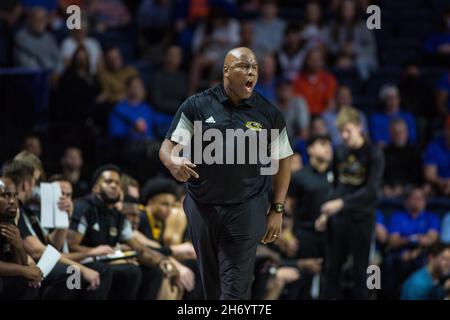 18. November 2021: Milwaukee Panthers Cheftrainer Pat Baldwin brüllt während des NCAA-Basketballspiels zwischen den Milwaukee Panthers und den Florida Gators im Stephen C. O'Connell Center Gainesville, FL, zu seinem Team. Jonathan Huff/CSM Stockfoto