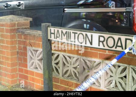 Bexleyheath London 19th Nov 2021: Frauen und Kinder starben bei einem Hausbrand an der Hamilton Road im Südosten Londons, wo sie sagten, dass sechs Feuerwehrfahrzeuge und rund 40 Feuerwehrleute gerufen wurden. Die Polizei stellt die Straße ab, während die Untersuchung der Brandursache im Gange ist. Quelle: Xiu Bao/Alamy Live News Stockfoto