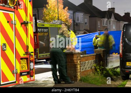 Bexleyheath London 19th Nov 2021: Frauen und Kinder starben bei einem Hausbrand an der Hamilton Road im Südosten Londons, wo sie sagten, dass sechs Feuerwehrfahrzeuge und rund 40 Feuerwehrleute gerufen wurden. Die Polizei stellt die Straße ab, während die Untersuchung der Brandursache im Gange ist. Quelle: Xiu Bao/Alamy Live News Stockfoto