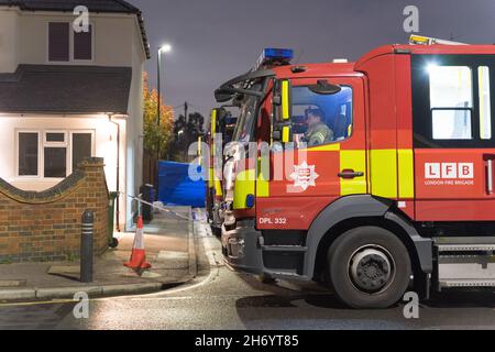 Bexleyheath London 19th Nov 2021: Frauen und Kinder starben bei einem Hausbrand an der Hamilton Road im Südosten Londons, wo sie sagten, dass sechs Feuerwehrfahrzeuge und rund 40 Feuerwehrleute gerufen wurden. Die Polizei stellt die Straße ab, während die Untersuchung der Brandursache im Gange ist. Quelle: Xiu Bao/Alamy Live News Stockfoto