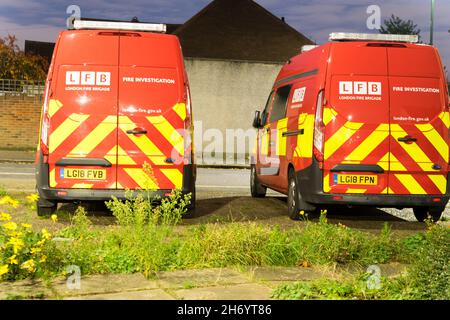 Bexleyheath London 19th Nov 2021: Frauen und Kinder starben bei einem Hausbrand an der Hamilton Road im Südosten Londons, wo sie sagten, dass sechs Feuerwehrfahrzeuge und rund 40 Feuerwehrleute gerufen wurden. Die Polizei stellt die Straße ab, während die Untersuchung der Brandursache im Gange ist. Quelle: Xiu Bao/Alamy Live News Stockfoto