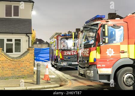 Bexleyheath London 19th Nov 2021: Frauen und Kinder starben bei einem Hausbrand an der Hamilton Road im Südosten Londons, wo sie sagten, dass sechs Feuerwehrfahrzeuge und rund 40 Feuerwehrleute gerufen wurden. Die Polizei stellt die Straße ab, während die Untersuchung der Brandursache im Gange ist. Quelle: Xiu Bao/Alamy Live News Stockfoto