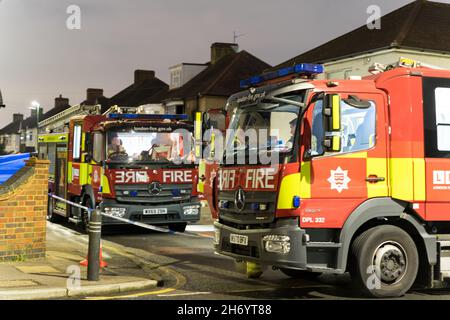 Bexleyheath London 19th Nov 2021: Frauen und Kinder starben bei einem Hausbrand an der Hamilton Road im Südosten Londons, wo sie sagten, dass sechs Feuerwehrfahrzeuge und rund 40 Feuerwehrleute gerufen wurden. Die Polizei stellt die Straße ab, während die Untersuchung der Brandursache im Gange ist. Quelle: Xiu Bao/Alamy Live News Stockfoto