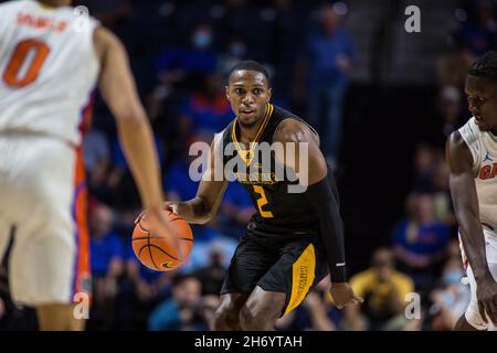 18. November 2021: Milwaukee Panthers Wache Jordan Lathon (2) dribbelt den Ball während des NCAA Basketballspiels zwischen den Milwaukee Panthers und den Florida Gators im Stephen C. O'Connell Center Gainesville, FL. Jonathan Huff/CSM Stockfoto