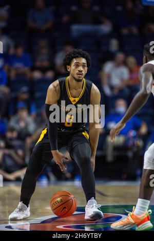 18. November 2021: Donovan Newby (0), Wache der Milwaukee Panthers, führt die Offensive während des NCAA-Basketballspiels zwischen den Milwaukee Panthers und den Florida Gators im Stephen C. O'Connell Center Gainesville, FL, durch. Jonathan Huff/CSM Stockfoto