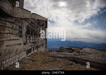 Wunderschöne Aussicht auf die Berge, die unter dem wolkenblauen Himmel schimmern Stockfoto