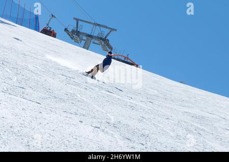 Junge Frau outdoor Ski Stockfoto
