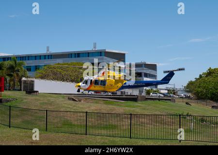 Der CQ-Rettungshubschrauber wird vom Mackay Base Hospital in Mackay, Queensland, Australien, abgeheben Stockfoto