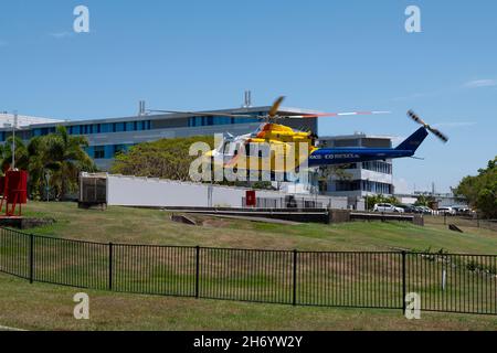 Der CQ-Rettungshubschrauber wird vom Mackay Base Hospital in Mackay, Queensland, Australien, abgeheben Stockfoto