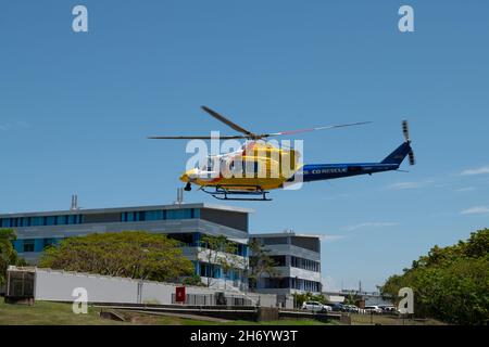 Der CQ-Rettungshubschrauber wird vom Mackay Base Hospital in Mackay, Queensland, Australien, abgeheben Stockfoto