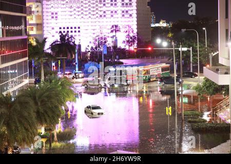 Miami, FL, USA. 18th. November 2021. Blick auf die Straße, als am 18. November 2021 Überschwemmungen in South Miami, Florida, eintrafen. Kredit: Mpi34/Media Punch/Alamy Live Nachrichten Stockfoto