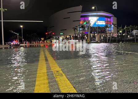 Miami, FL, USA. 18th. November 2021. Blick auf die Straße, als am 18. November 2021 Überschwemmungen in South Miami, Florida, eintrafen. Kredit: Mpi34/Media Punch/Alamy Live Nachrichten Stockfoto