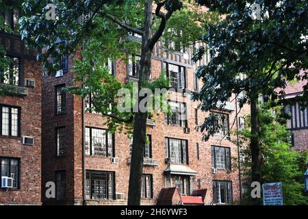 Ein GUTER ORT: Die wohlhabende Gemeinde Forest Hills Gardens besticht durch eine alte europäische Architektur, die für das Auge ästhetisch ist, und eine sehr begehrte Immobilie. Stockfoto