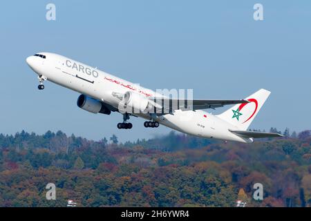 Royal Air Maroc Cargo Boeing 767-300F startende Maschine. Frachtflugzeug 767 von RAM Cargo startet. Stockfoto