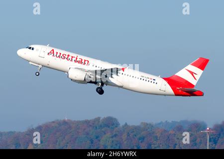 Austrian Airlines Airbus A320-Flugzeuge starten zum Flughafen Wien, Österreich. Flugzeug A320 der Austrian Airlines nimmt ab. Stockfoto